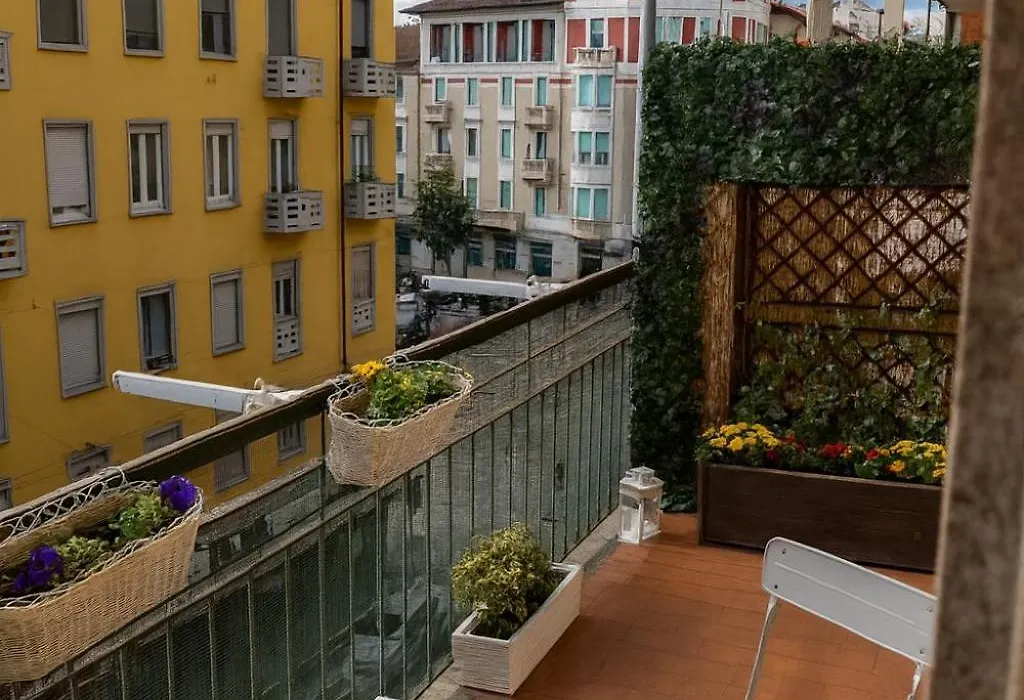 Beautiful Floral Apartment On Navigli-1