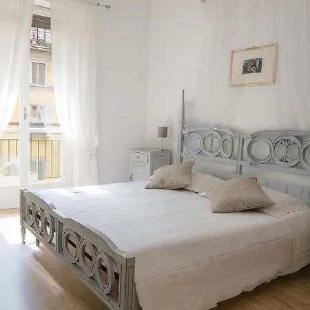 Beautiful Floral Apartment On Navigli-2